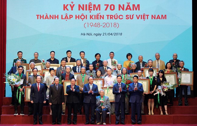 Dự lễ kỷ niệm 70 năm thành lập Hội Kiến trúc sư Việt Nam, Thủ tướng Nguyễn Xuân Phúc đề nghị cần định hướng kiến trúc Việt Nam trước những biến đổi về môi trường (Thời sự chiều 21/4/2018)